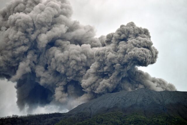 Gunung Berapi di Indonesia Meletus