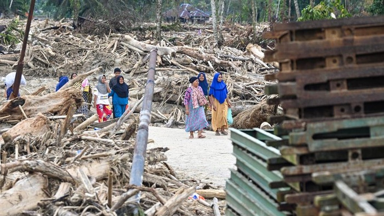 OJK Beri Keringanan Utang Pinjol bagi Korban Banjir Aceh, Sumut, dan Sumbar